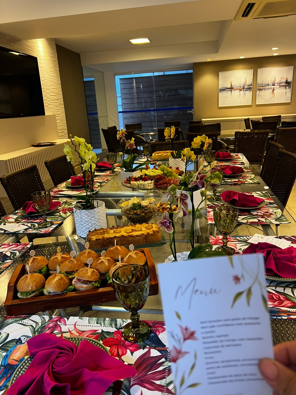Mesa de coffee break e brunch montada pela HELÔ Events & Food