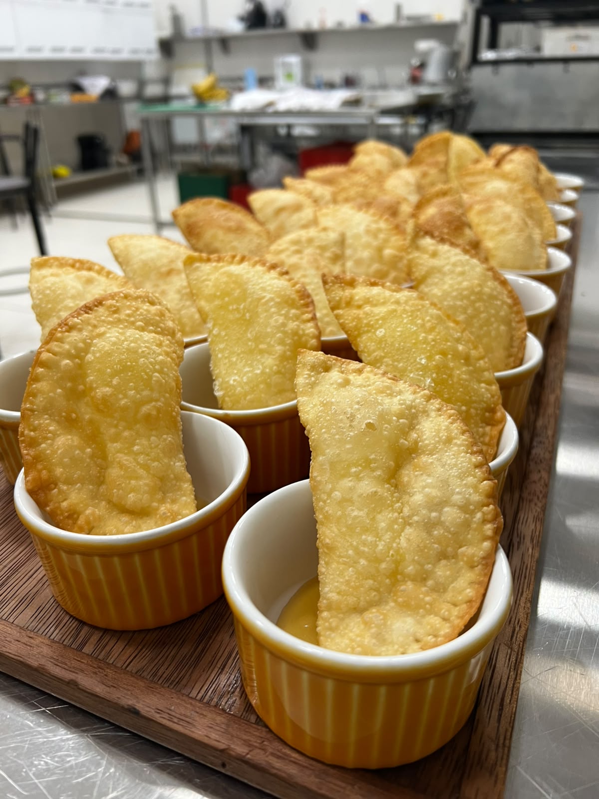 Pastéis de queijo com mel trufado servidos em ramequins como finger food pela Chef Helô
